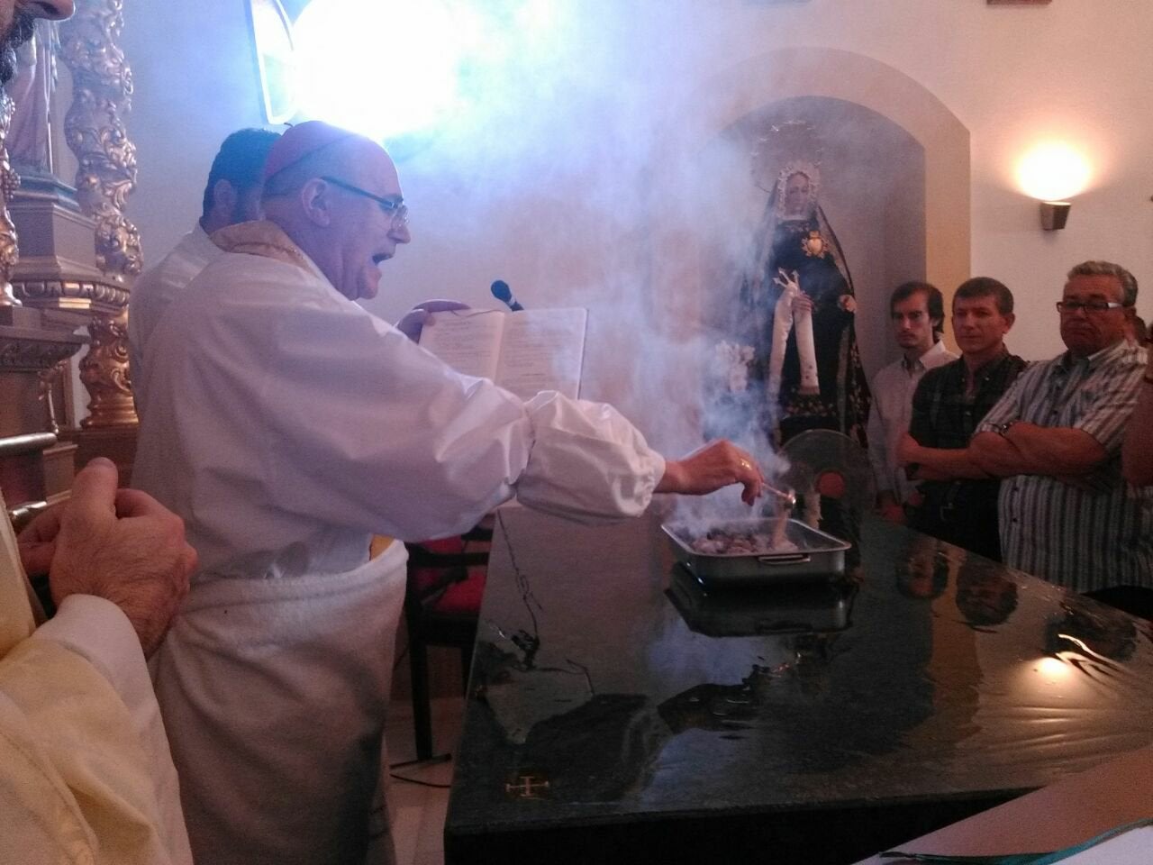 El obispo visita Hirmes para bendecir su pequeña ermita