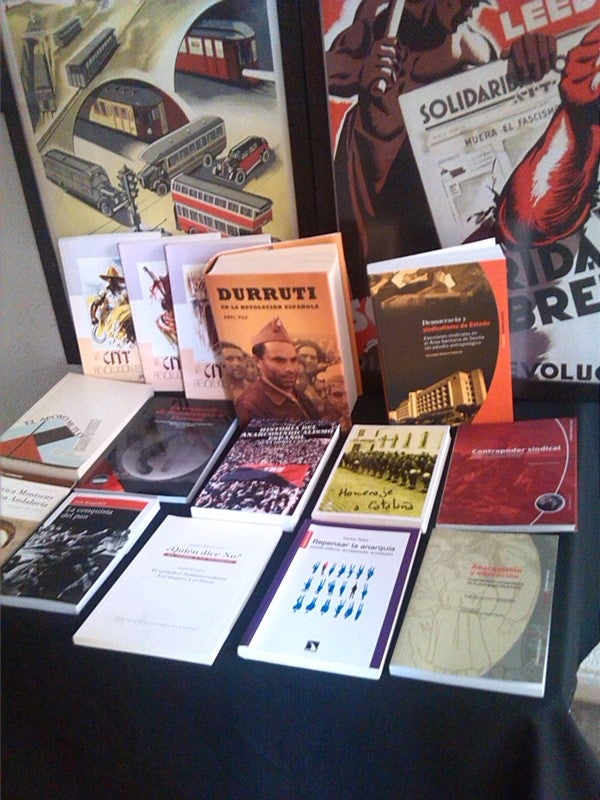 El sindicato CNT dona 15 libros a la Biblioteca Municipal y critica el "déficit" que presenta