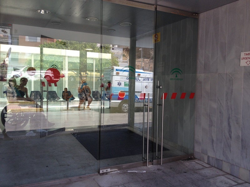 El abanico, ‘la mejor medicina’ en el centro de salud de Adra