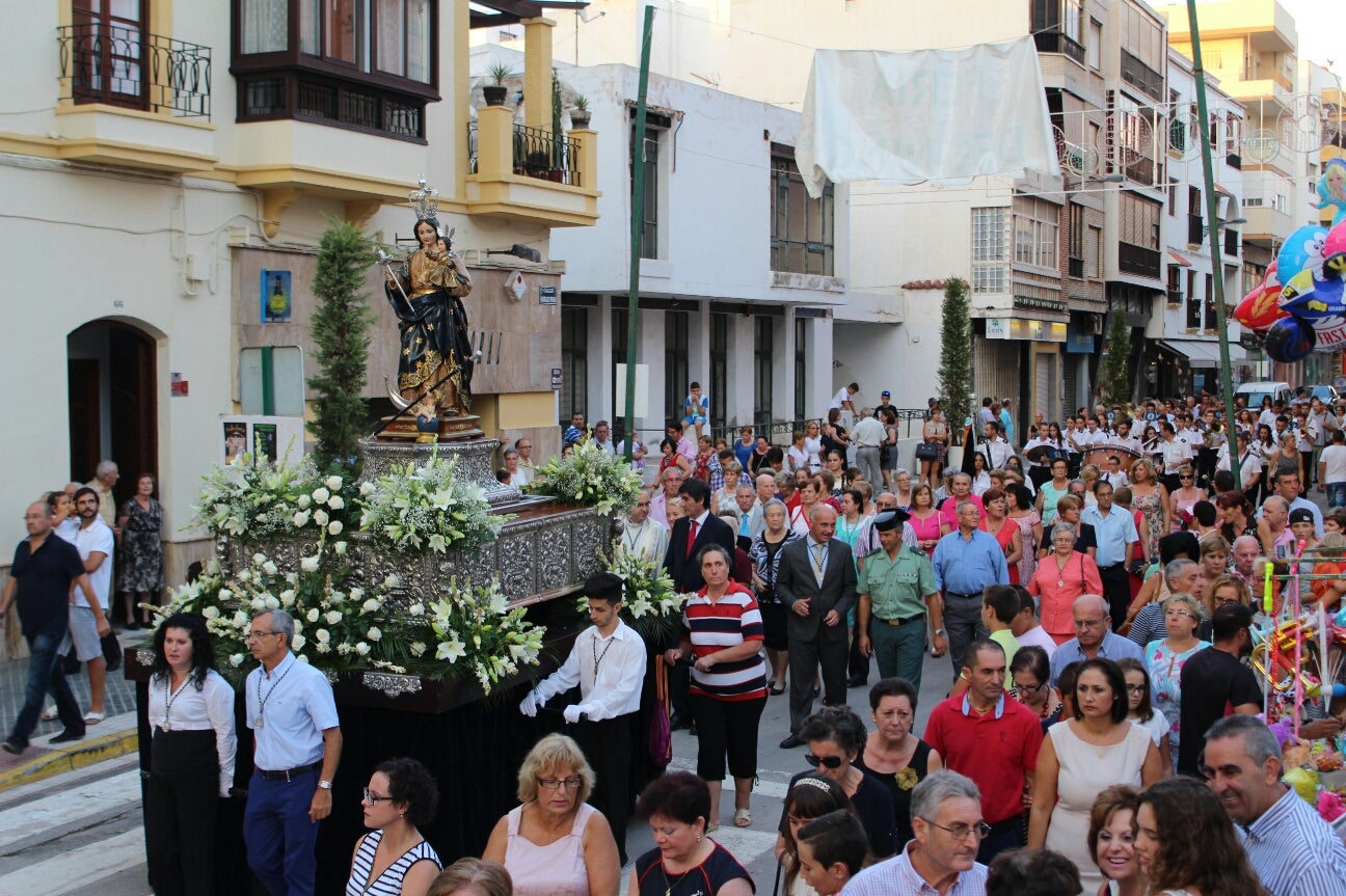Adra planta cara a la tormenta y retoma su feria