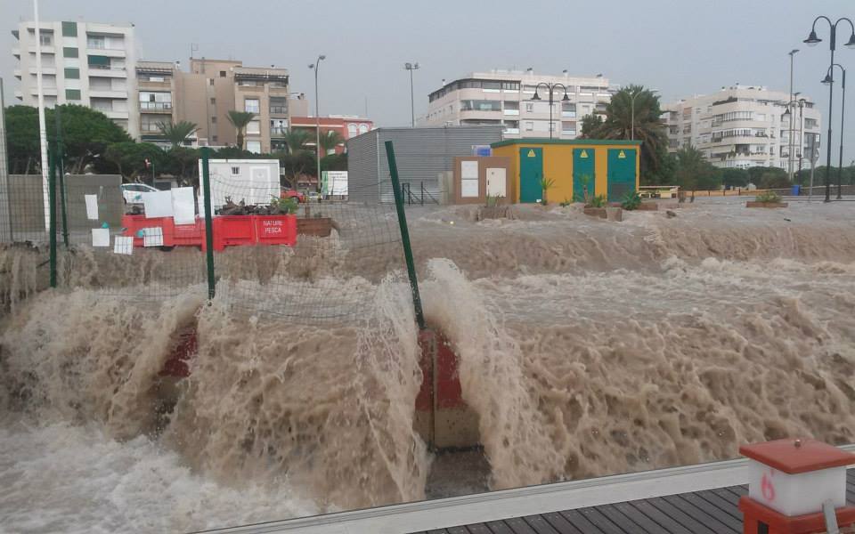 La tormenta ‘tira por la borda’ la basura recogida en el Puerto de Adra
