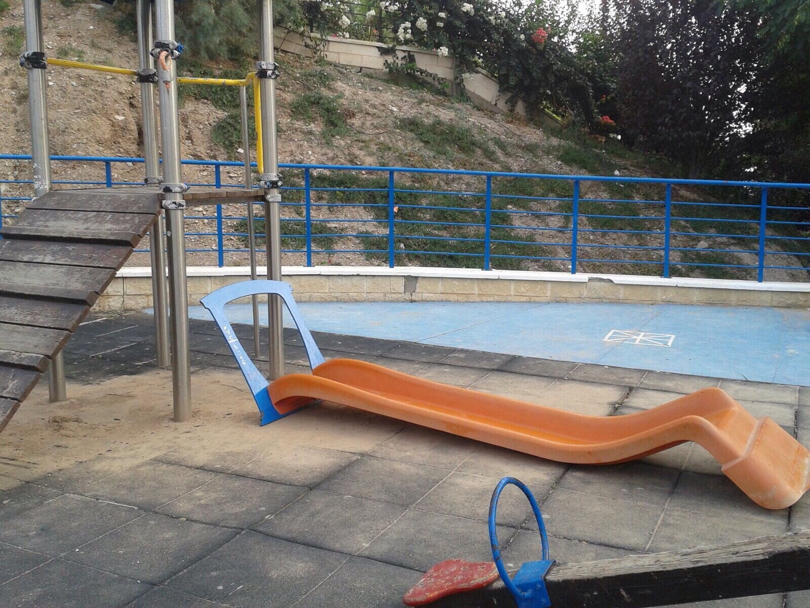 Una niña resulta herida al desplomarse un tobogán en un parque infantil de Adra