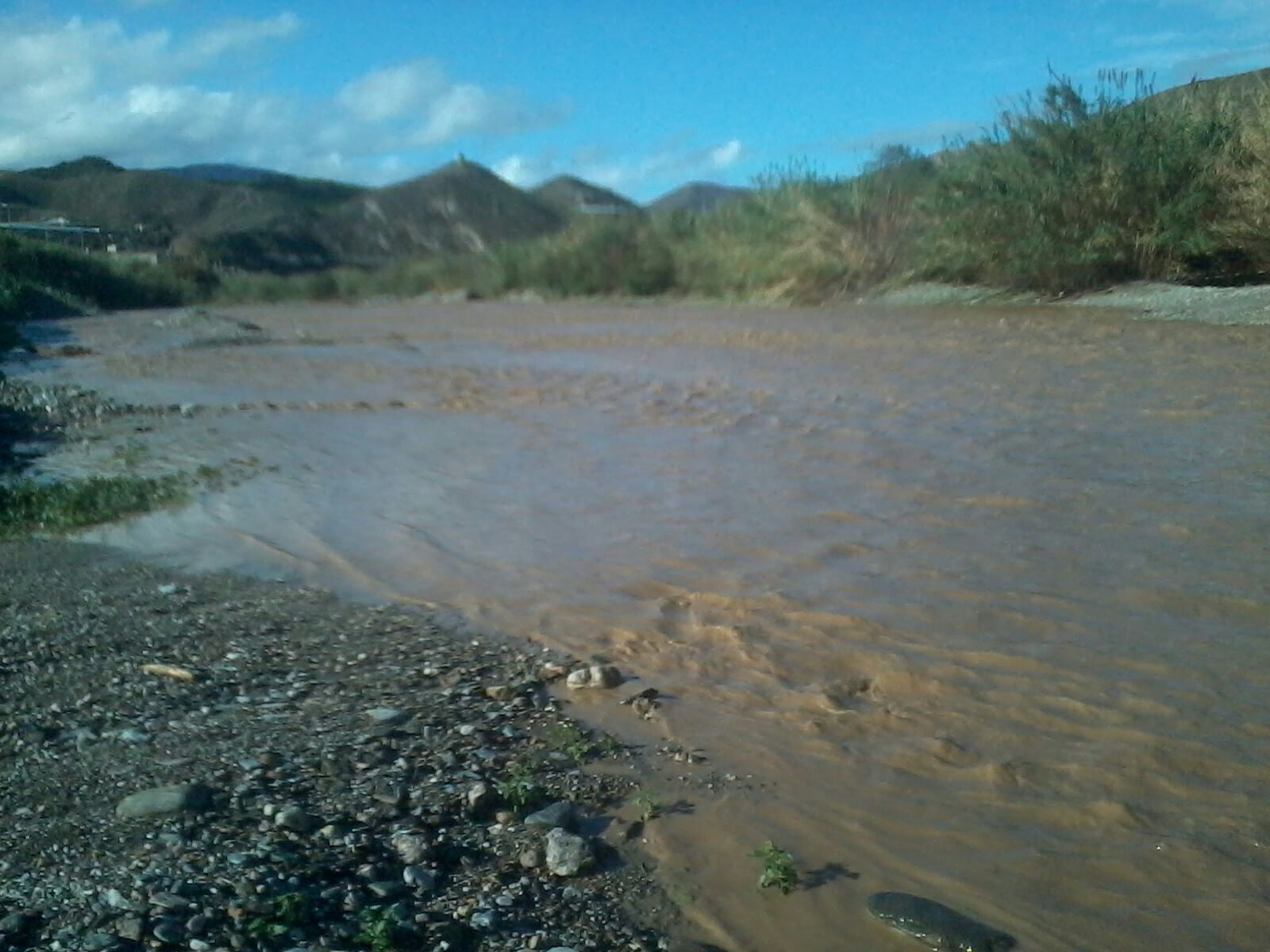 Las últimas lluvias bloquean un acceso al río Adra