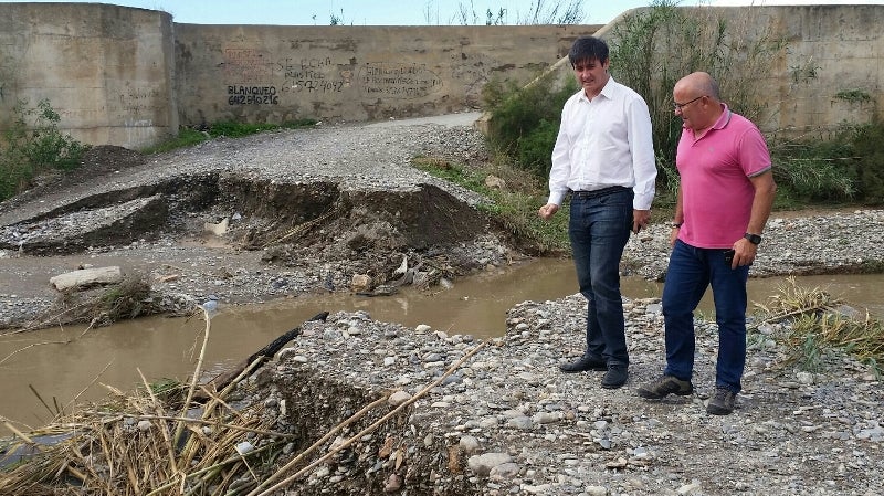 Las anegaciones en el campo, a examen en una mesa de trabajo