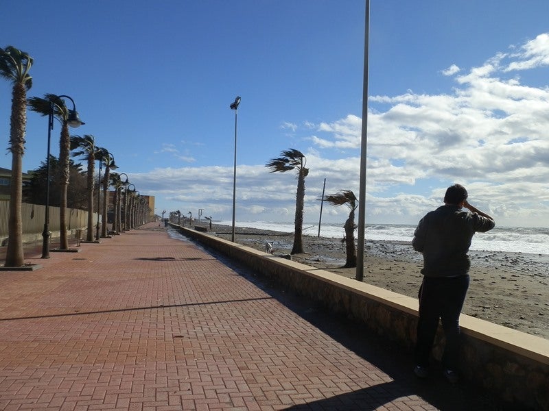El Ejido y Adra se reparten 150.000 euros para reparar sus playas de los temporales