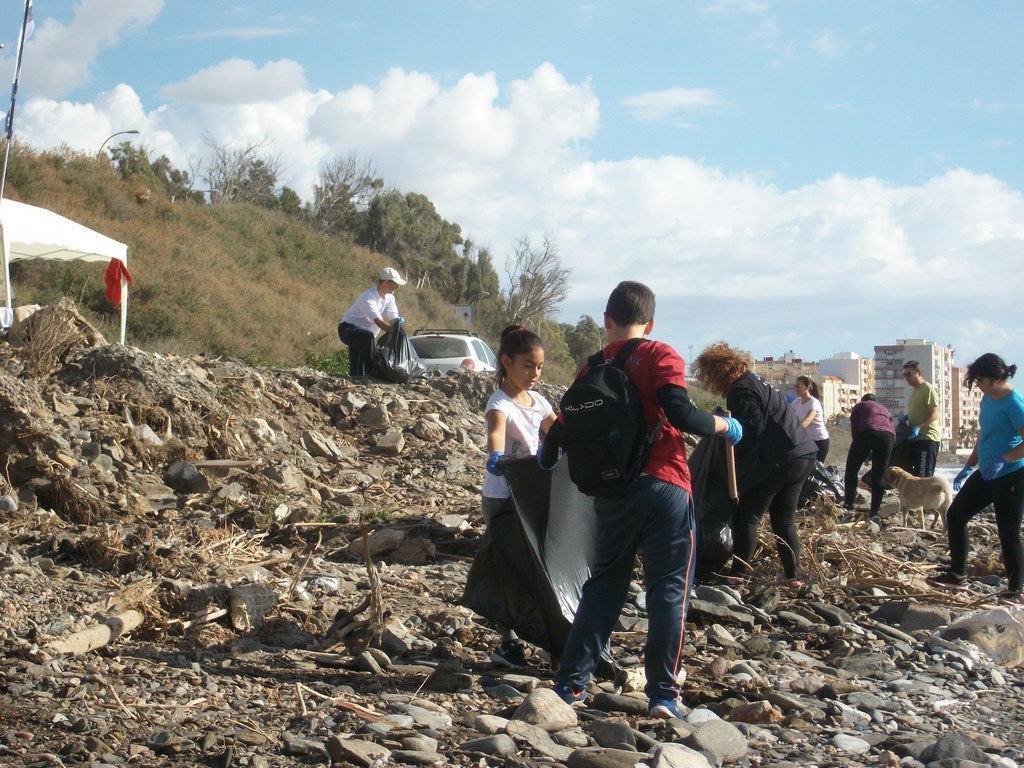 Adra hace limpieza en la playa La Gaviota y retira 1.800 kilos de plástico agrícola