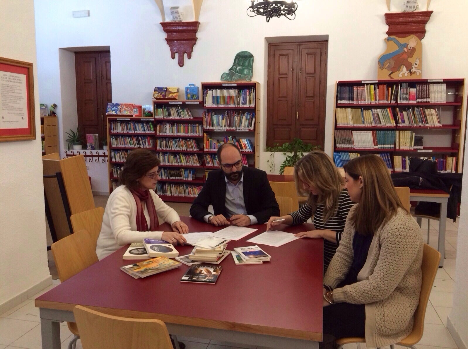 La Biblioteca Municipal de Berja comparte sus libros con los mayores de la Residencia