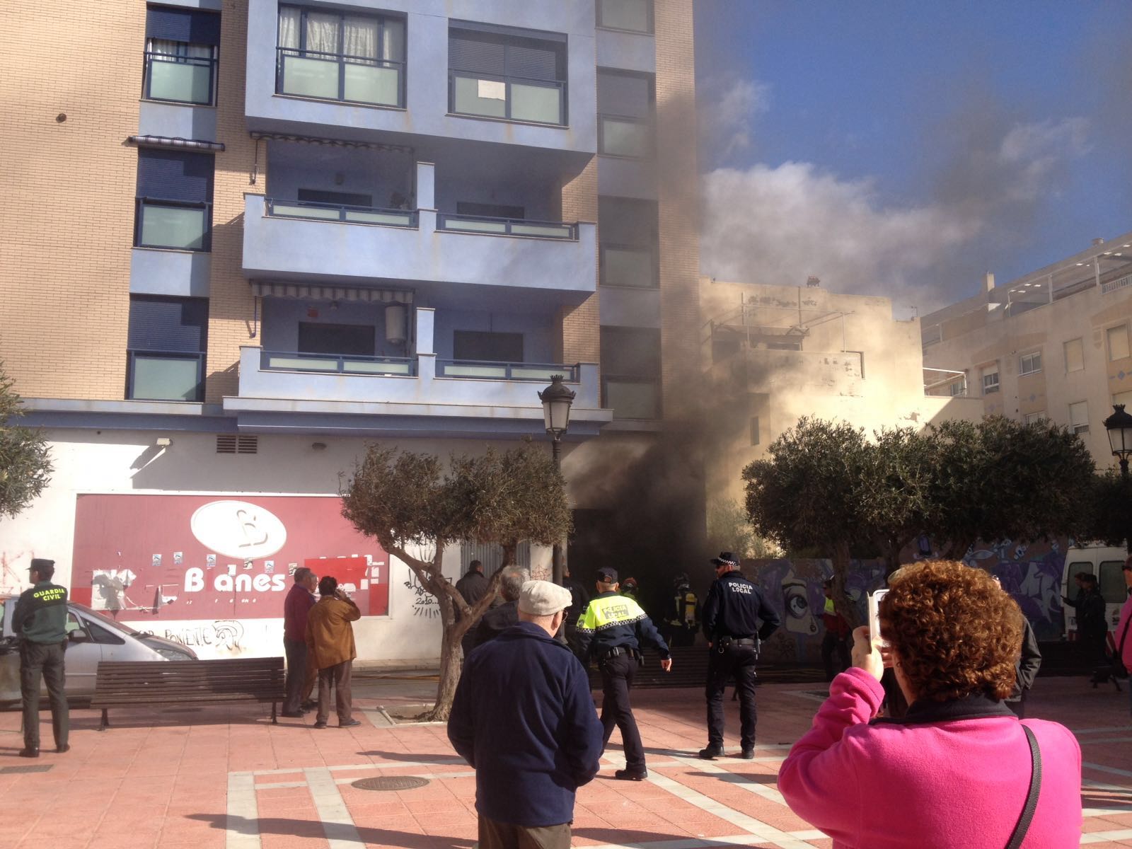 Un incendio obliga a desalojar un edificio en Adra