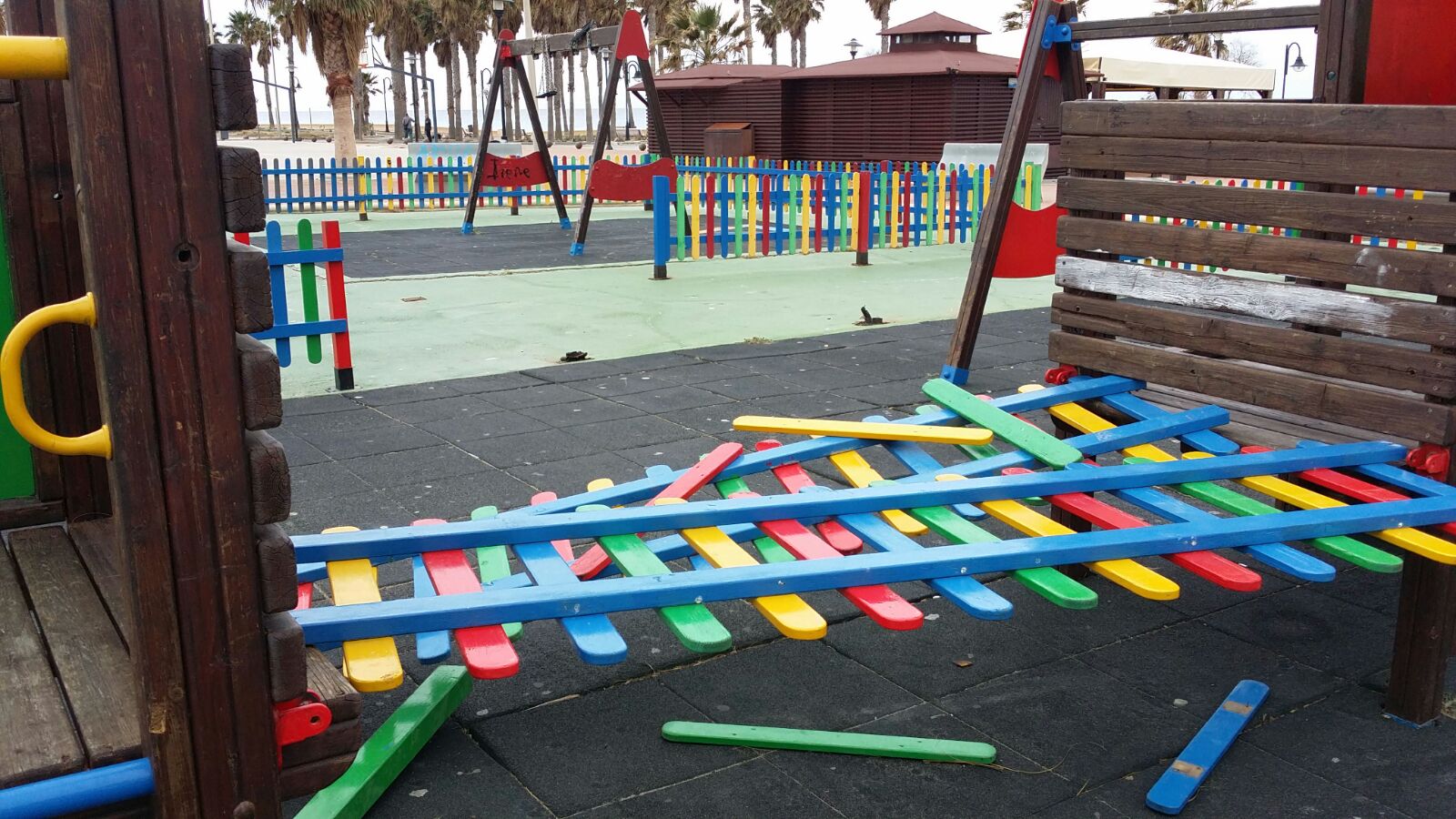 Destrozan el mobiliario del parque infantil del Pago del Lugar un mes después de ser arreglado