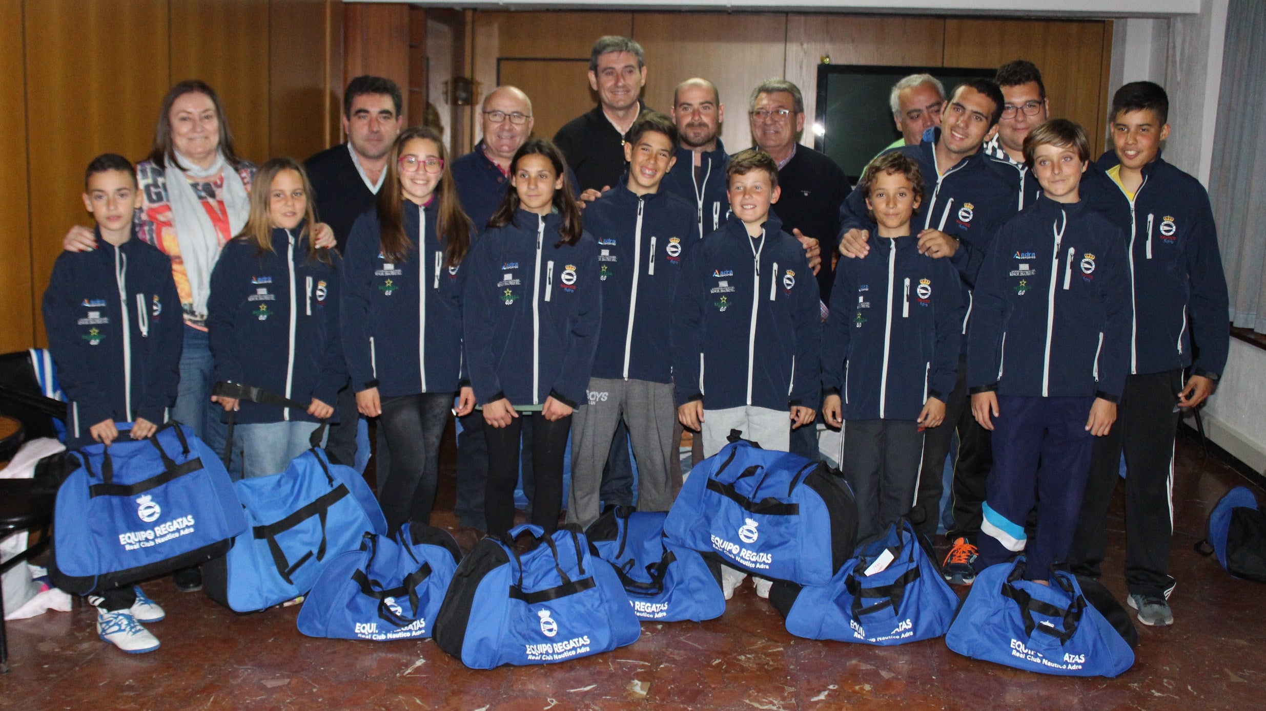 El equipo de regata del Club Náutico estrena equipación