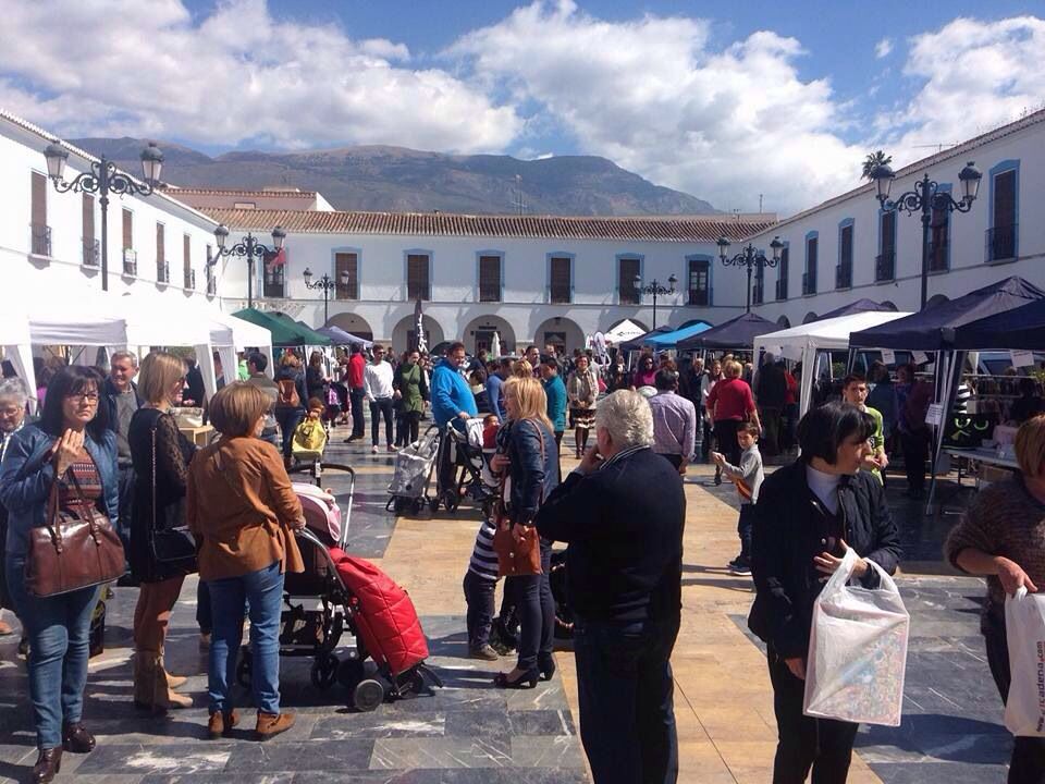 El comercio de Berja llena de vida la Plaza Porticada