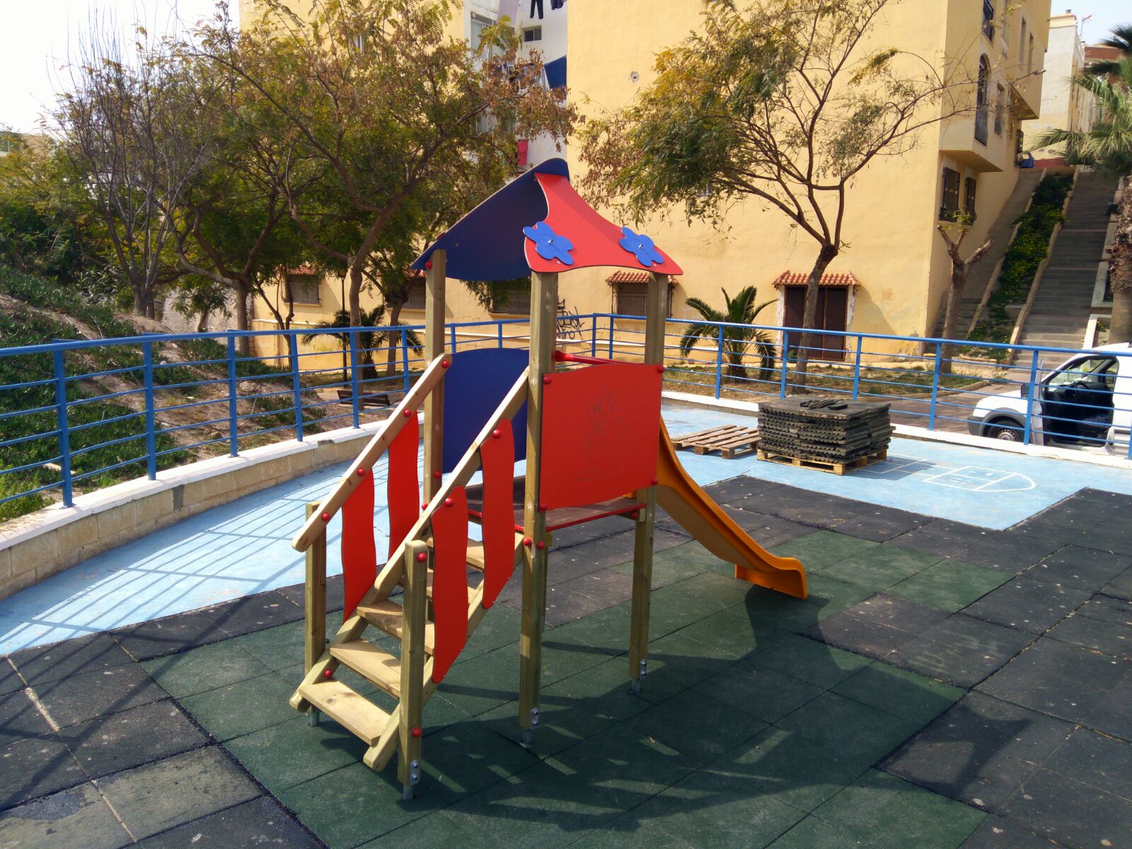 El parque del Cercado estrena mobiliario infantil