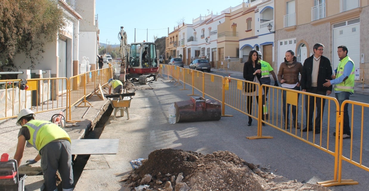 La calle Belén de Adra renueva de forma integral su red de abastecimiento de agua