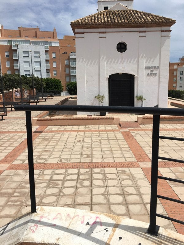 El vallado del Centro de Arte de Adra, un «peligro» para el alumnado más menudo