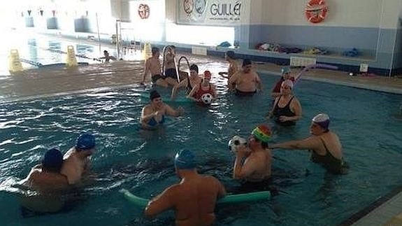 El Ayuntamiento «estudia alternativas» para mantener abierta la piscina municipal
