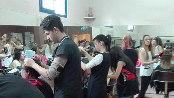 Estudiantes de Adra regalan un cambio de ‘look’ a mujeres y jóvenes sin empleo