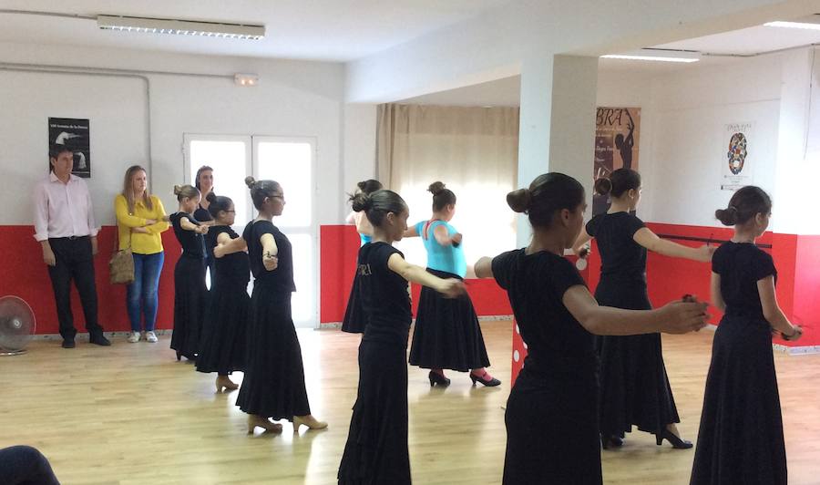 La Escuela de Danza renueva el suelo de su local de ensayo