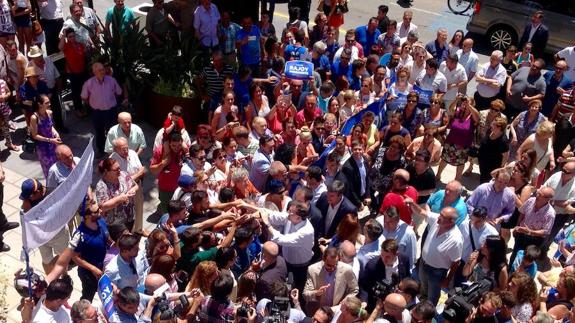 Rajoy se da un baño de multitudes en Adra