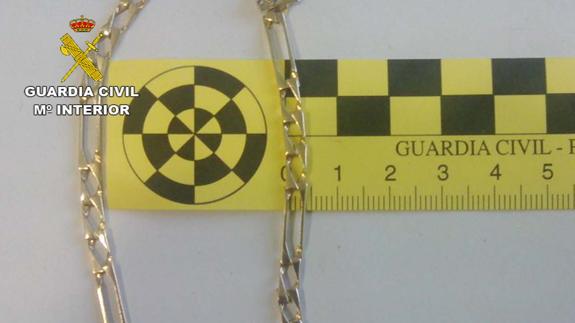 Dos detenidas por abordar a un anciano en su casa y arrebatarle un cordón de oro
