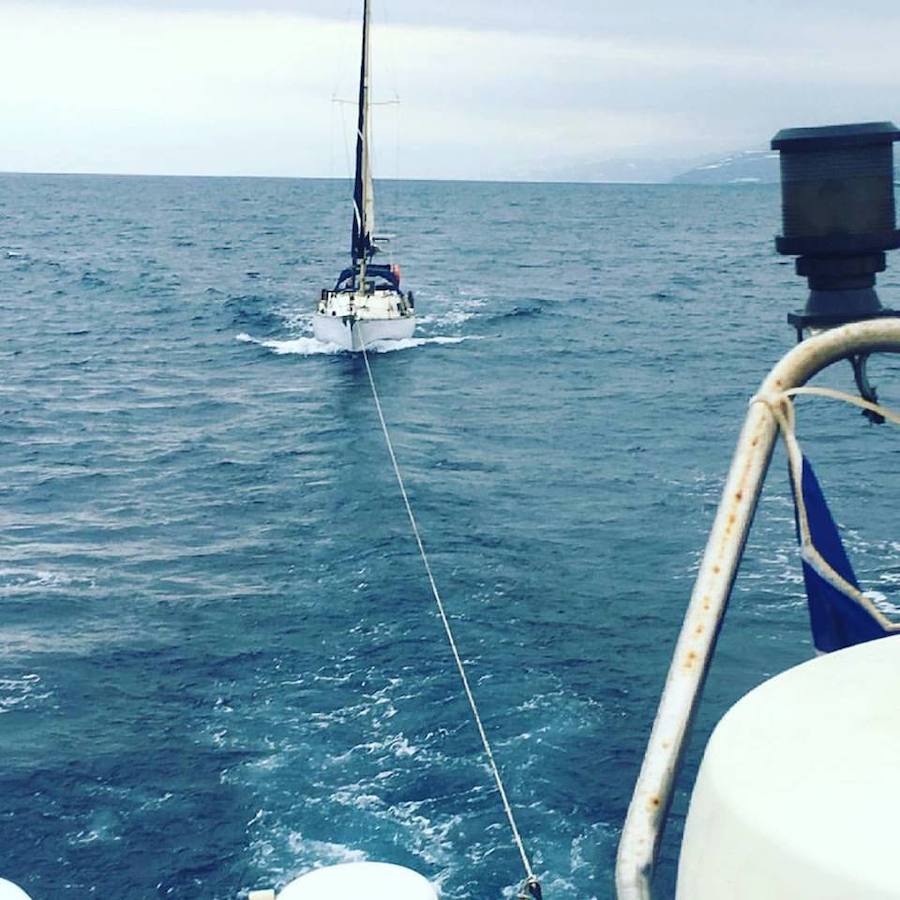 Promar rescata un velero a la deriva