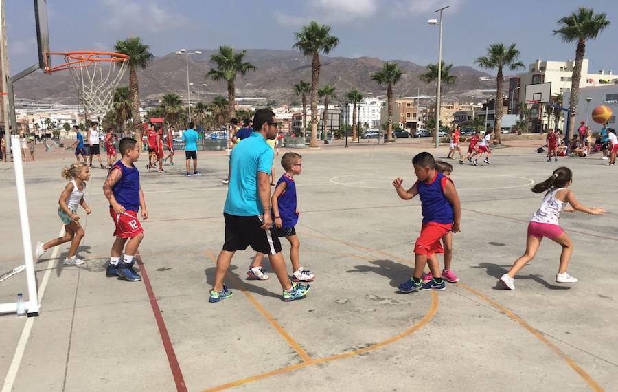 El baloncesto reúne a un centenar de niños en las pistas del Pago del Lugar