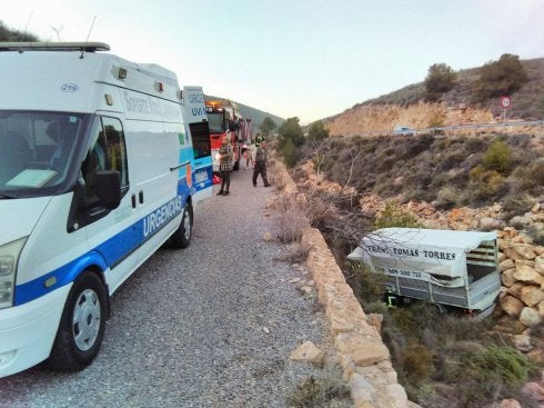 Bomberos preparan el rescate del conductor del camión.