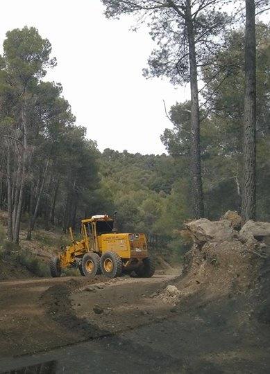 Laujar adecenta varios caminos de la sierra