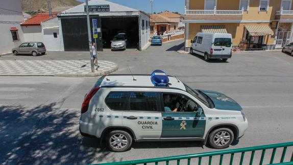 Finge una avería en su coche para robar en una casa
