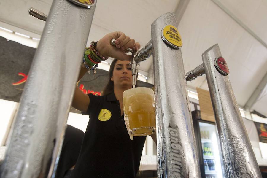 Fondón brinda con cerveza para celebrar el puente de mayo