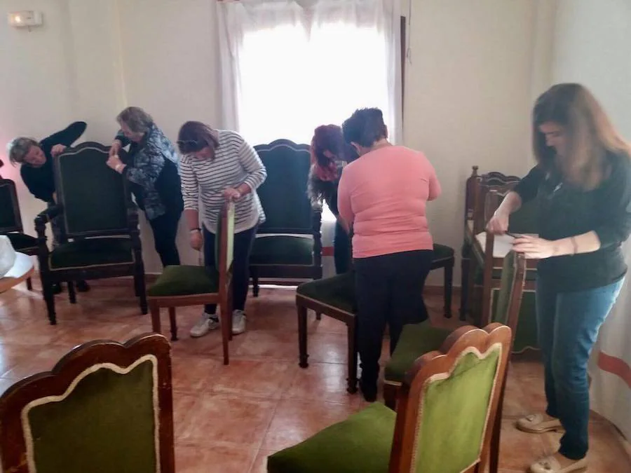 Un grupo de aprendices de Berja restaura el mobiliario del salón de plenos