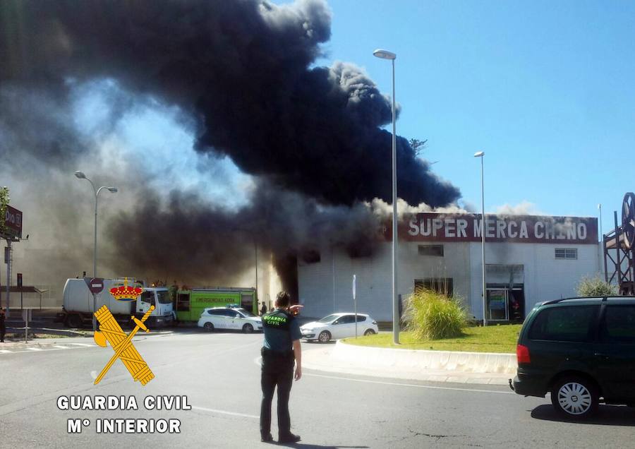 Detienen a un menor como presunto autor del incendio del bazar chino de Adra