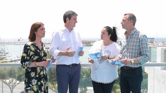 El comercio de Adra se viste de blanco