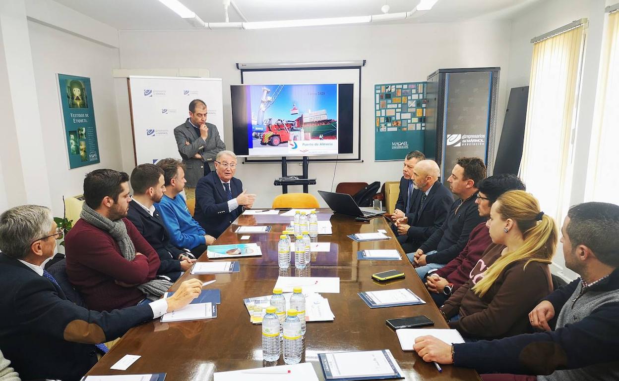 La Autoridad Portuaria presenta al sector del mármol las ventajas del transporte en contenedor para el comercio internacional