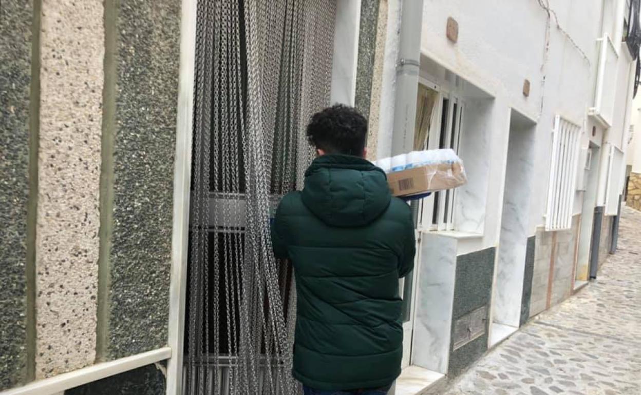 El Ayuntamiento de Sierro y voluntarios ayudan a los mayores en su día a día para evitar contagios