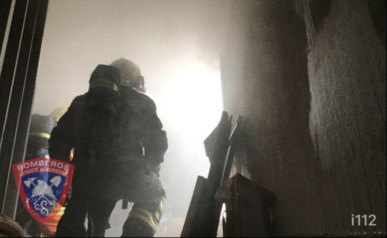 Incendio en Almería | Un fallo eléctrico inicia un incendio en una vivienda de Cantoria