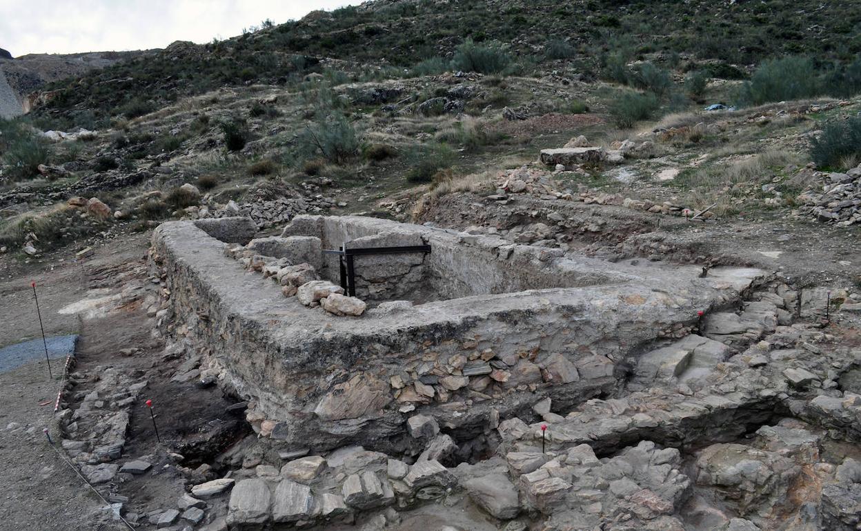 El aljibe medieval de Macael Viejo queda excavado íntegramente