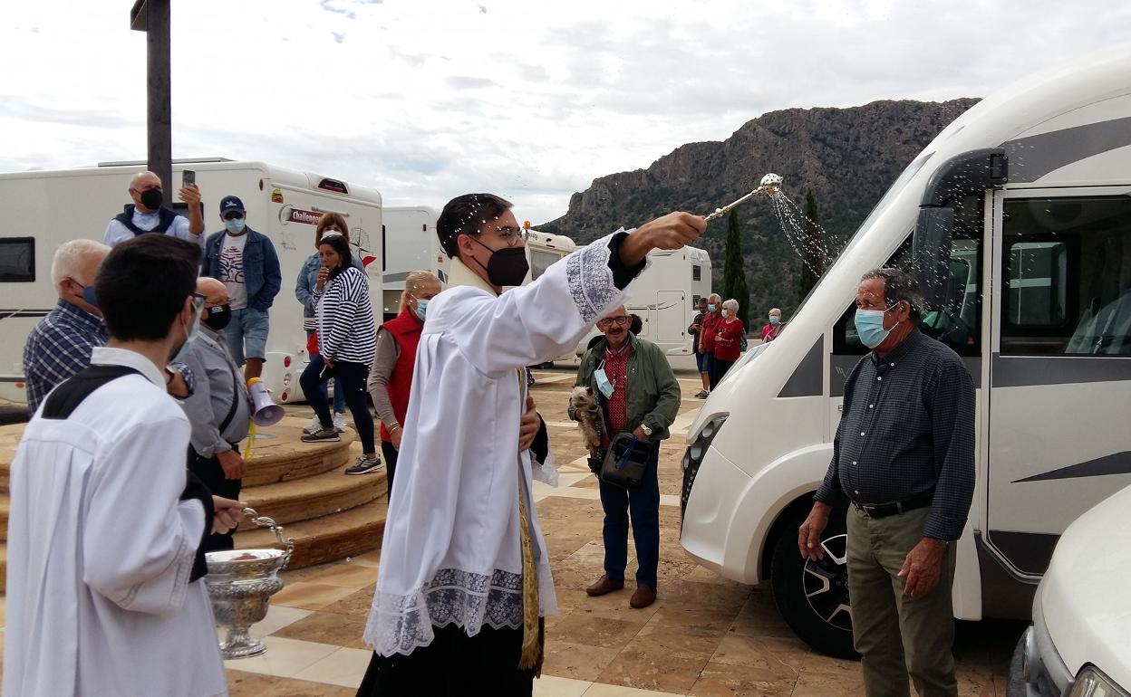 Provincia de Almería | Albox | Agua bendita para decenas de autocaravanas en la explanada del Santuario del Saliente