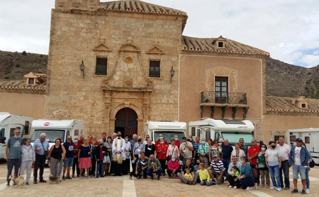 Imagen principal - Provincia de Almería | Albox | Agua bendita para decenas de autocaravanas en la explanada del Santuario del Saliente