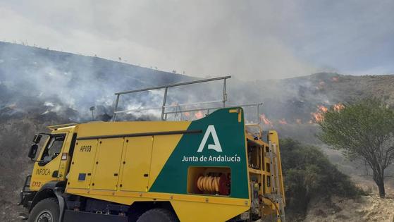 Cuatro medios aéreos trabajan en el incendio en el paraje Los Terreros de Cantoria