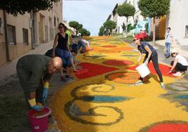 Vecinos de Tíjola, preparando las calles del municipio para el paso de la Virgen de Fátima.