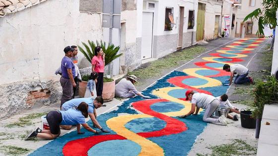 Una alfombra multicolor en Tíjola