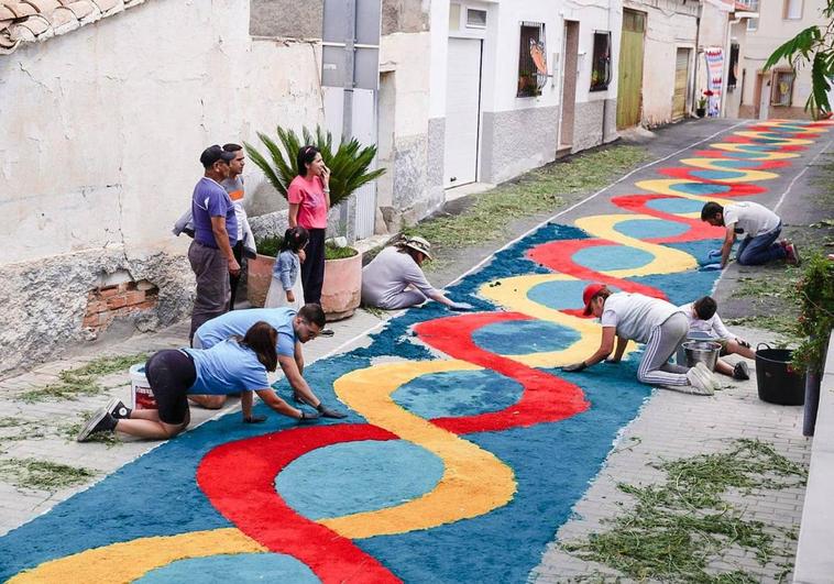 Una alfombra multicolor en Tíjola