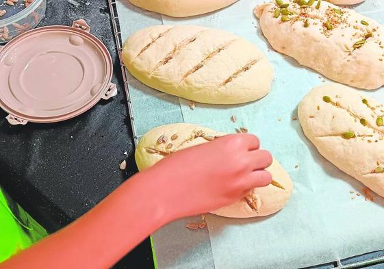 Sierro aprende a hacer pan artesano en familia