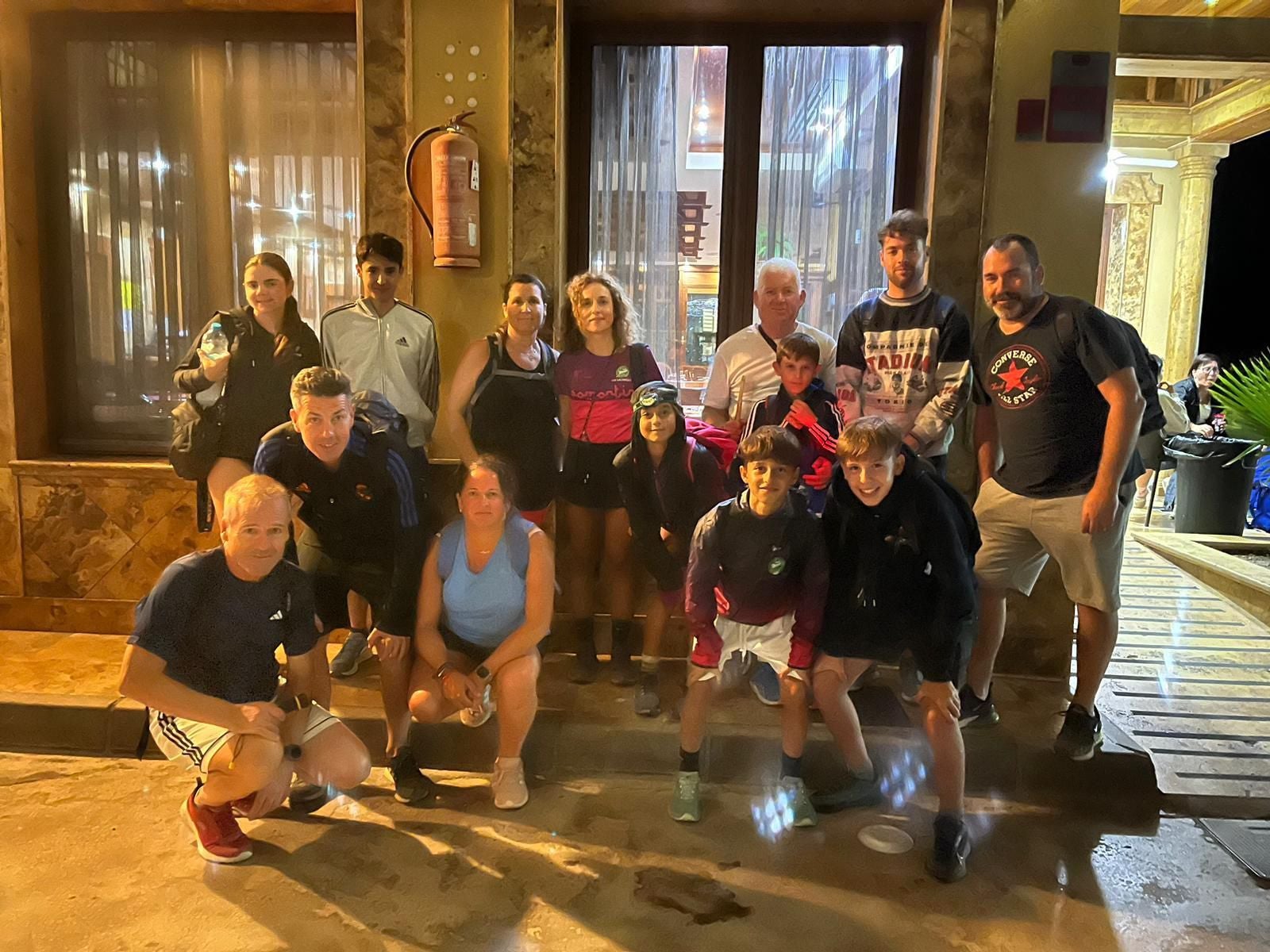 Imagen secundaria 2 - Miles de devotos acompañan a 'La Pequeñica' en su día grande