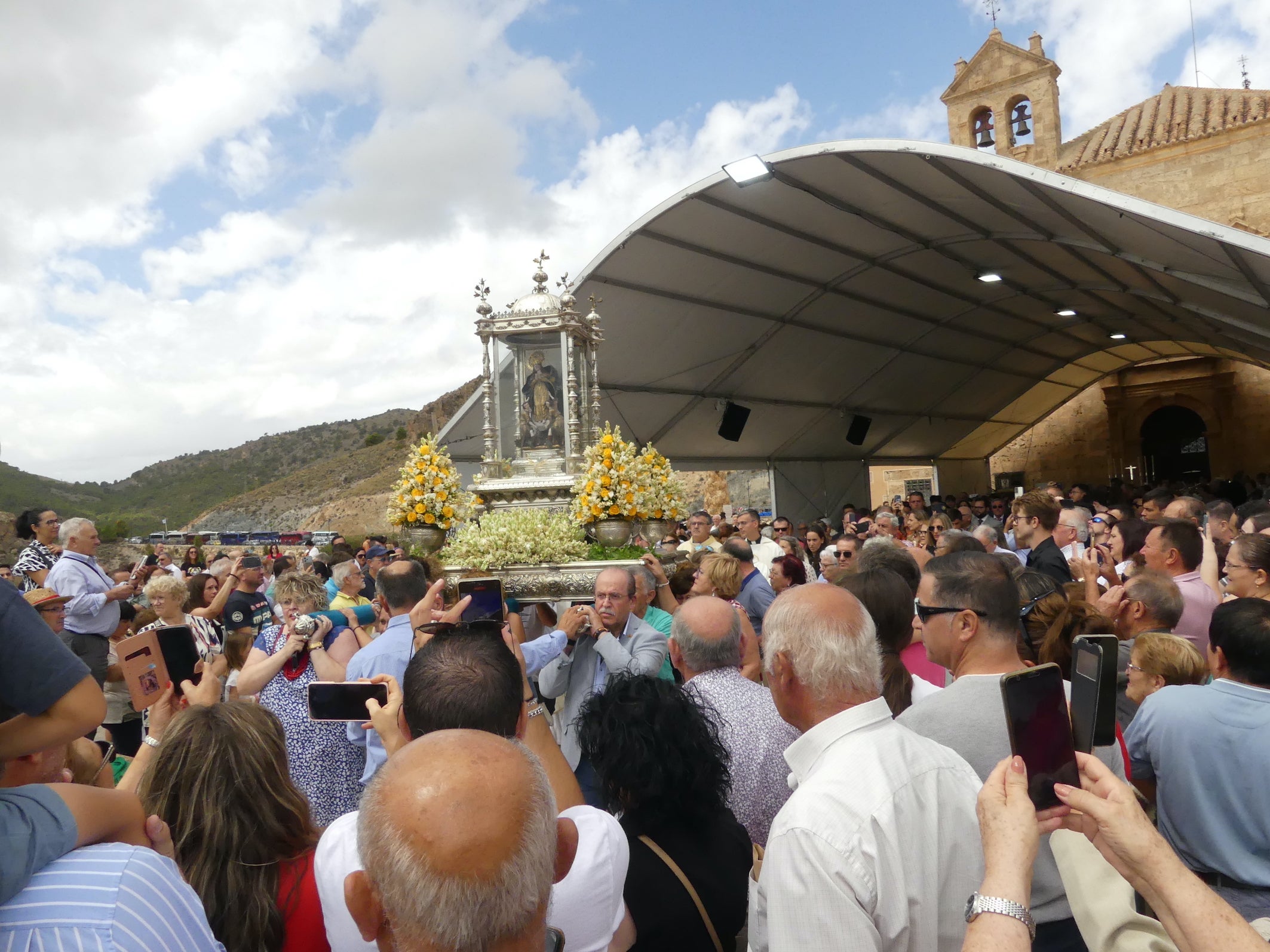Imagen principal - Miles de devotos acompañan a &#039;La Pequeñica&#039; en su día grande