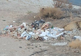 Vertidos en el camino de Majaicas.