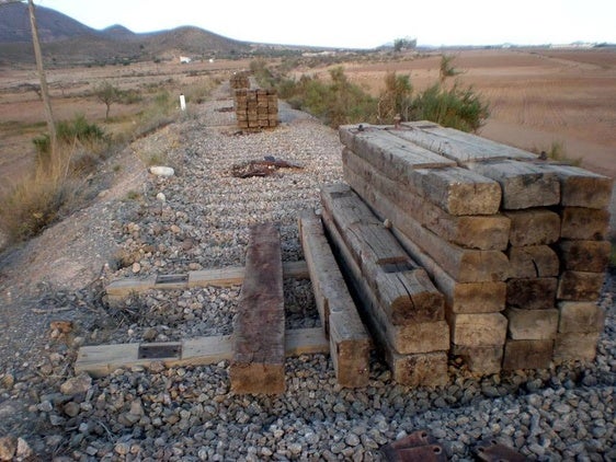Los pueblos de la línea Guadix-Almendricos lamentan que la línea de tren quede aparcada