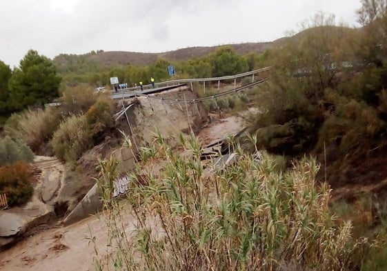 Sección de la A-334 a su paso por Serón, donde se ha desplomado parte del firme.