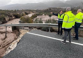 Visita de la delegada del Gobierno a la carretera de Serón destrozada.