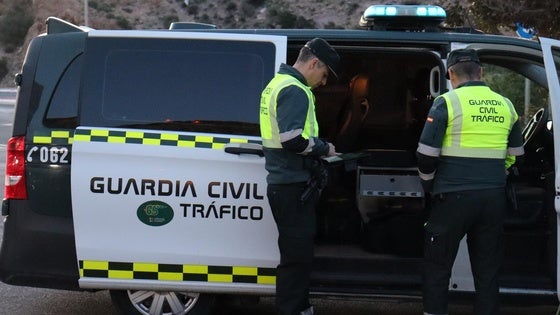 Muere un conductor al volcar su camión en Zurgena